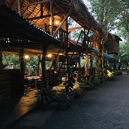 Tree house Hostel Sigiriya Buitenkant foto