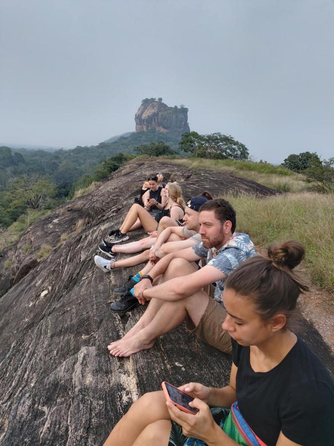 Tree house Hostel Sigiriya Buitenkant foto