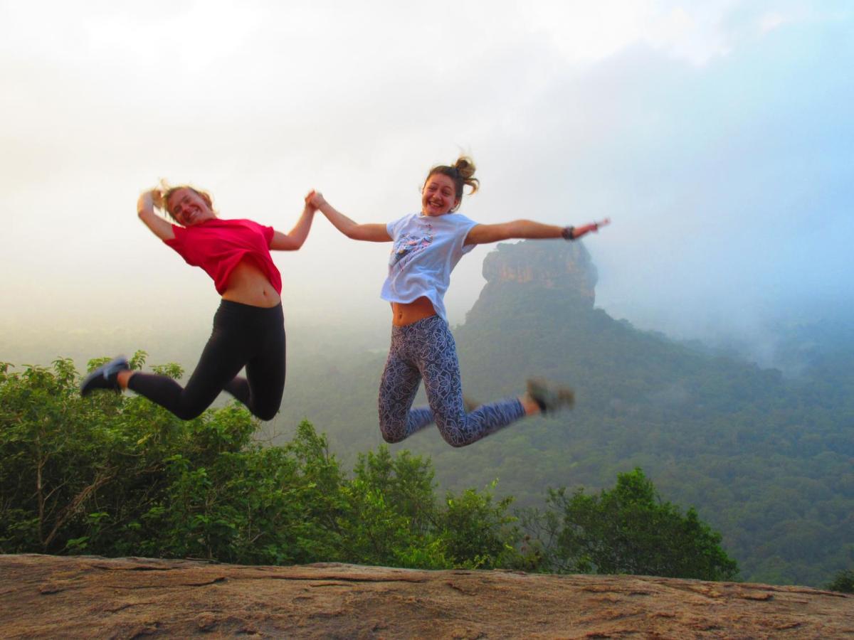 Tree house Hostel Sigiriya Buitenkant foto